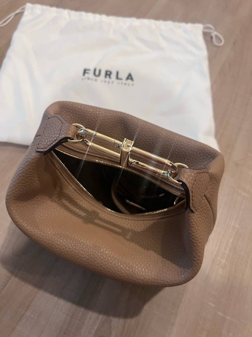 NWT Furla tonie Italian leather bag - Picture 4 of 7